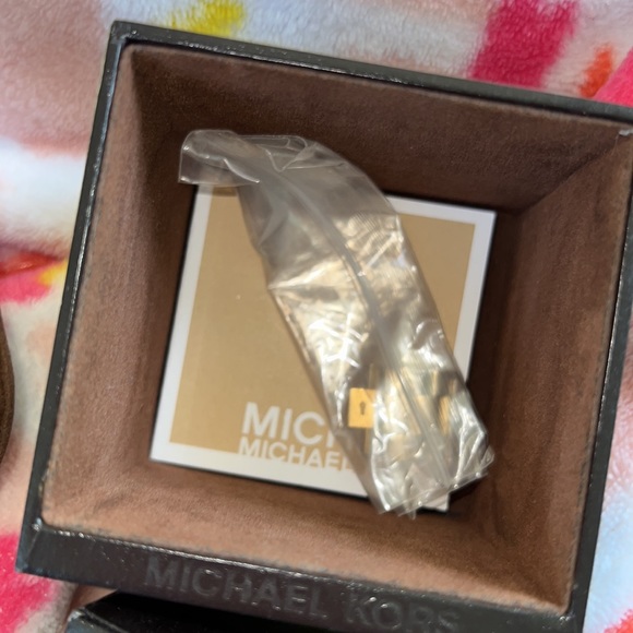 New Michael Kors Watch - Picture 2 of 2
